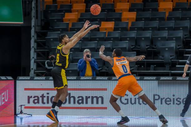 在更广阔的 在更广阔的